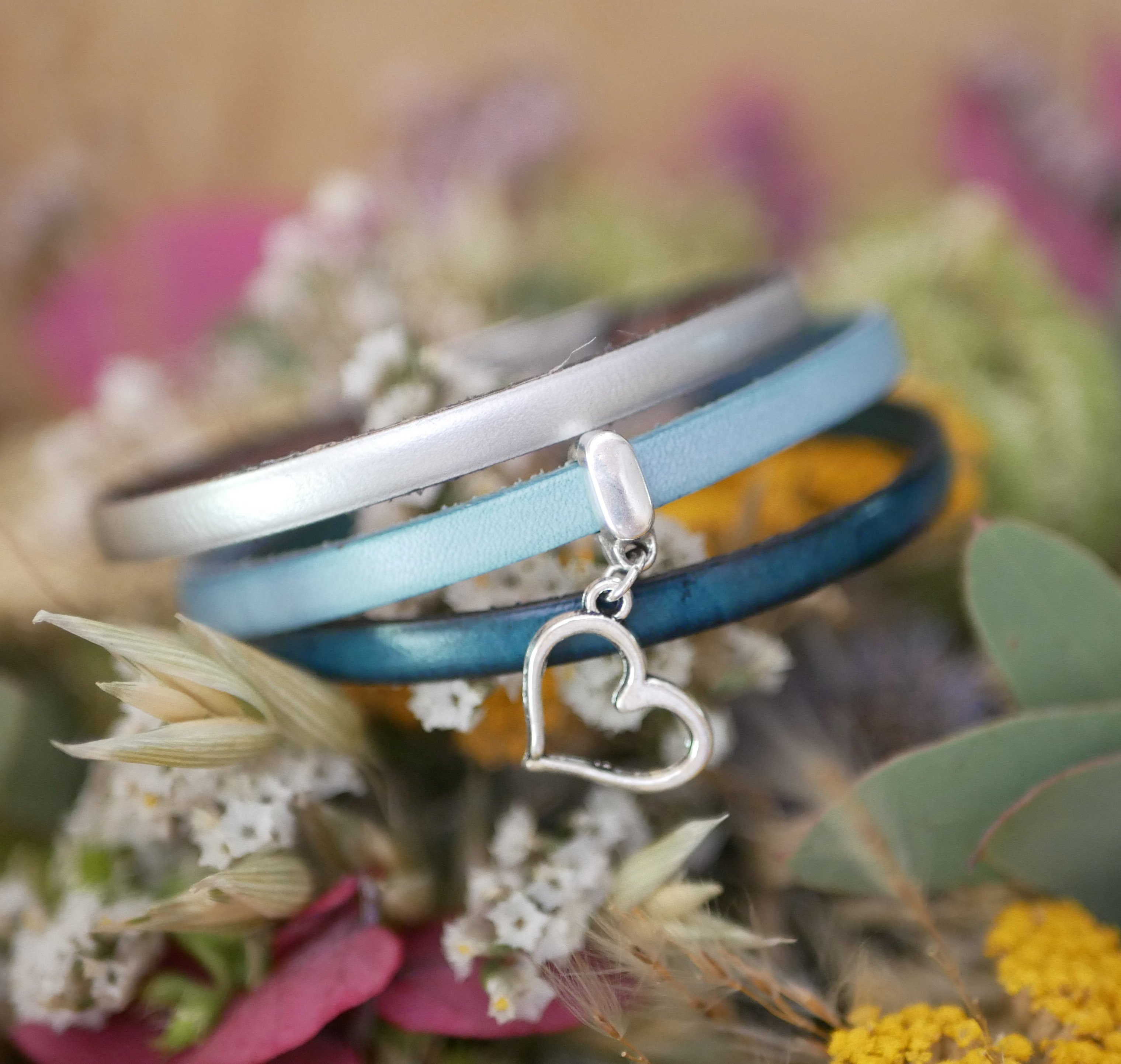 Pulseira em pele com pendente &agrave; escolha, personaliz&aacute;vel atrav&eacute;s de grava&ccedil;&atilde;o