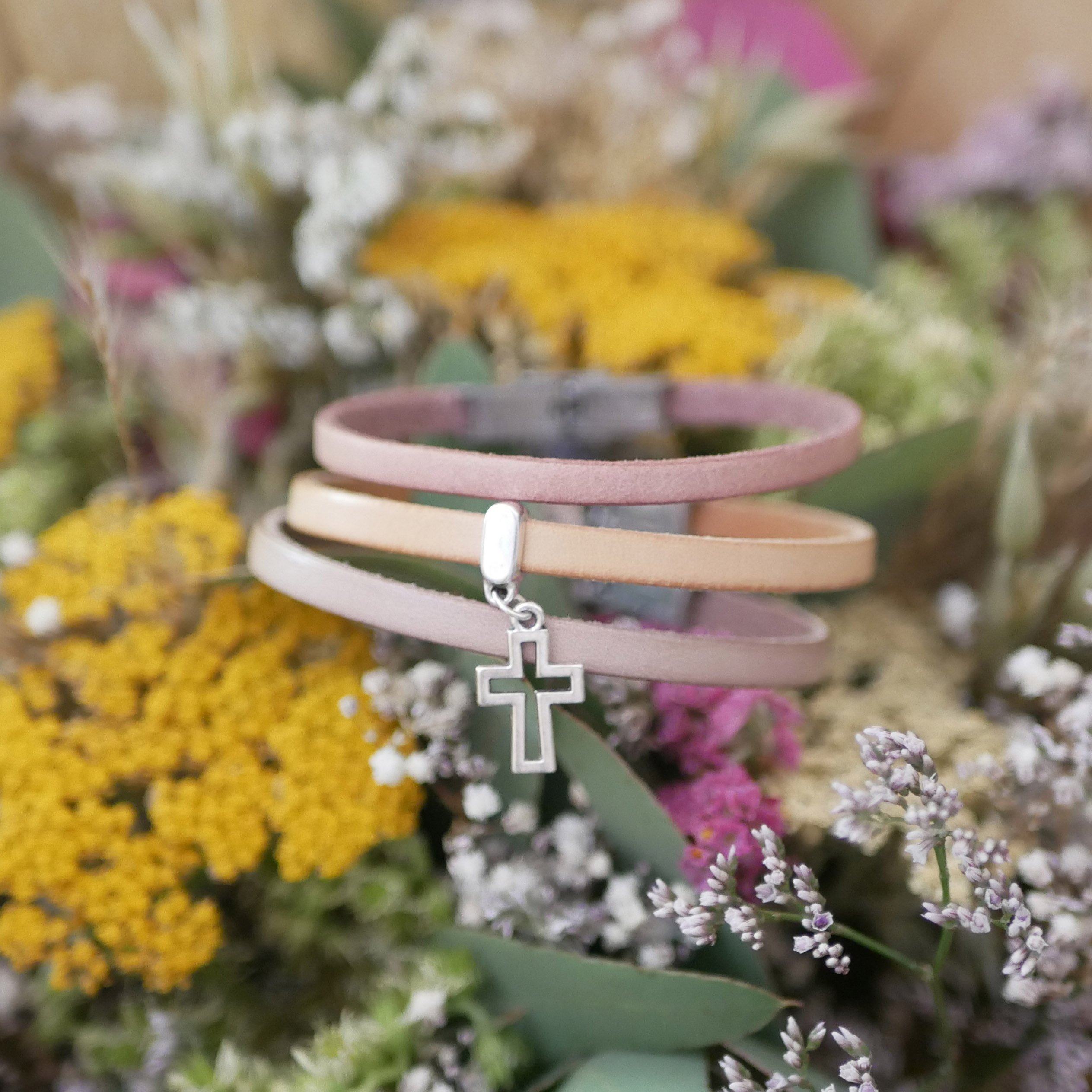 Pulseira em pele com pendente &agrave; escolha, personaliz&aacute;vel atrav&eacute;s de grava&ccedil;&atilde;o