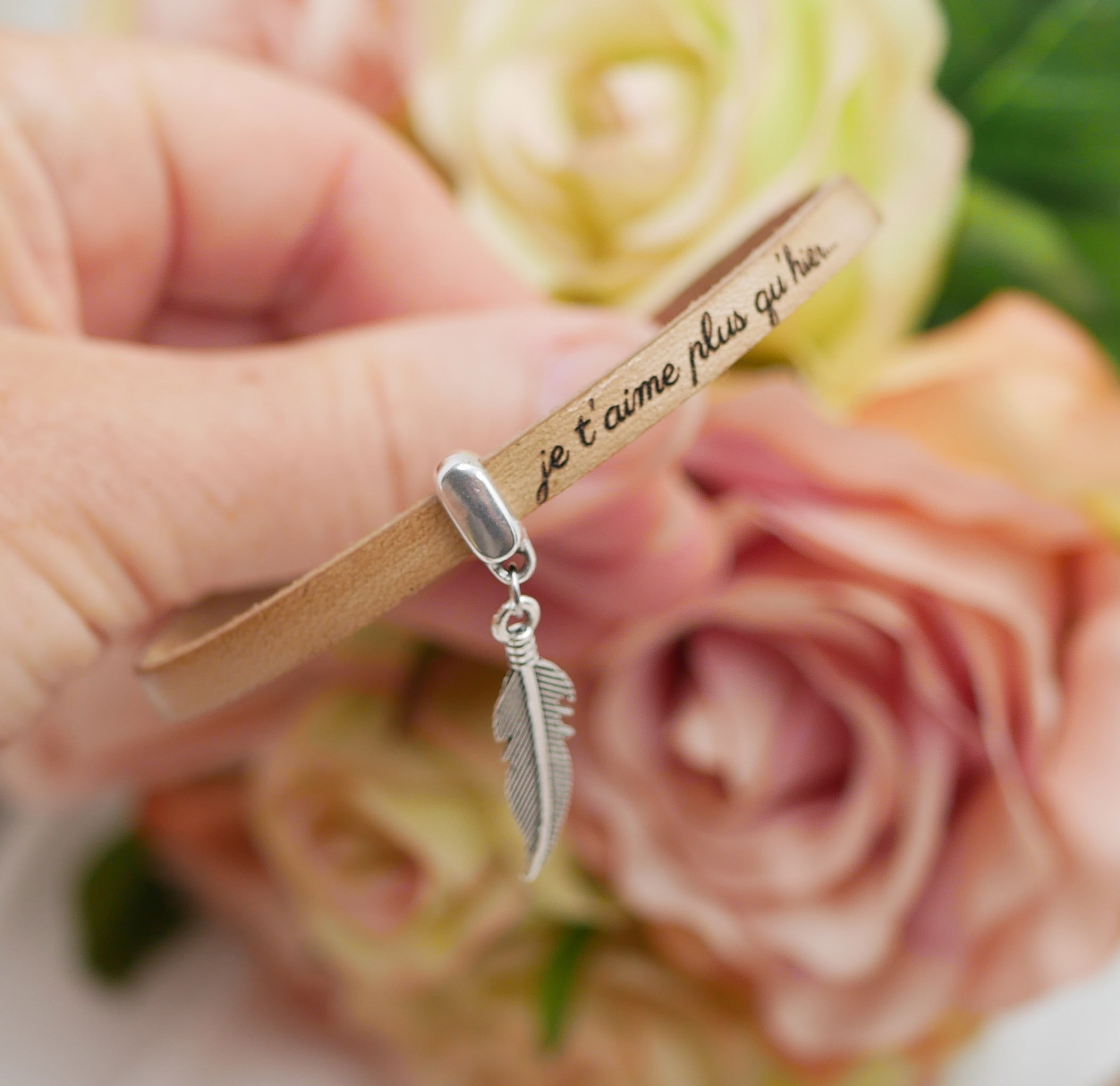 Pulseira em pele com pendente à escolha, personalizável através de gravação