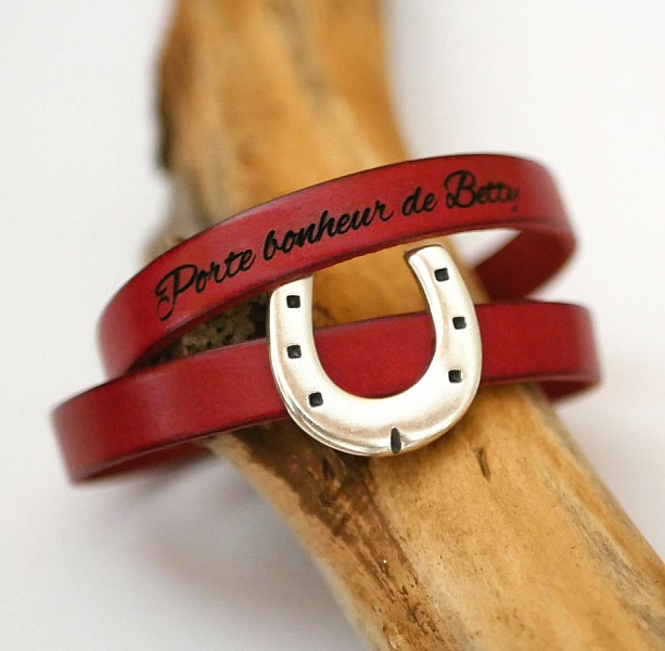 Bracelet en cuir rouge personnalisé avec pendentif fer à cheval.