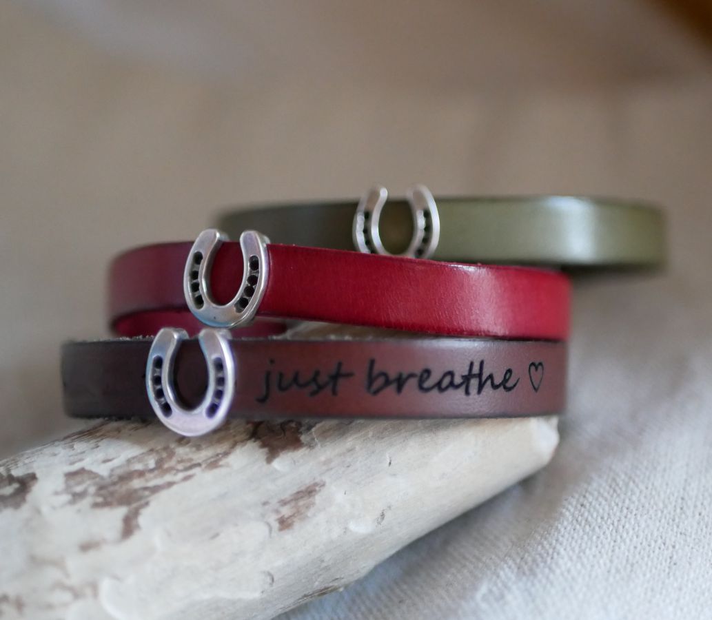 Pulseira de couro personalizada decorada com uma pequena Ferradura de Cavalo 