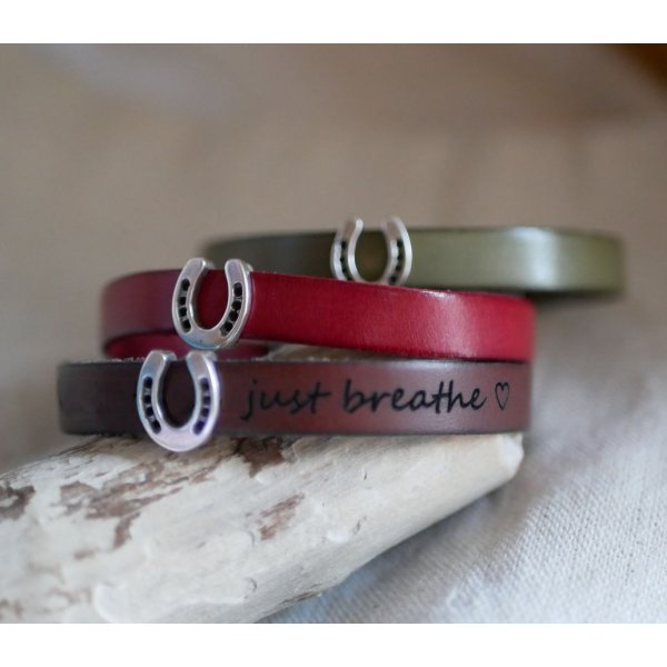 Pulseira de couro personalizada decorada com uma pequena Ferradura de Cavalo 