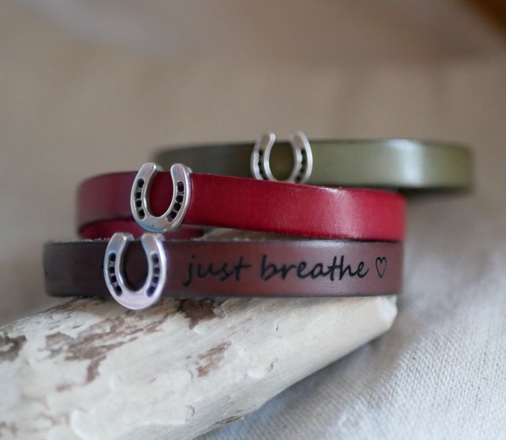 Pulseira de couro personalizada decorada com uma pequena Ferradura de Cavalo 