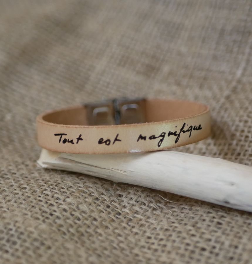 A bracelete em pele pode ser personalizada através da gravação da caligrafia numa volta simples, dupla ou tripla