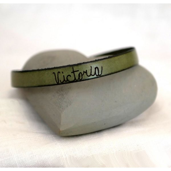 A bracelete em pele pode ser personalizada atrav&eacute;s da grava&ccedil;&atilde;o da caligrafia numa volta simples, dupla ou tripla