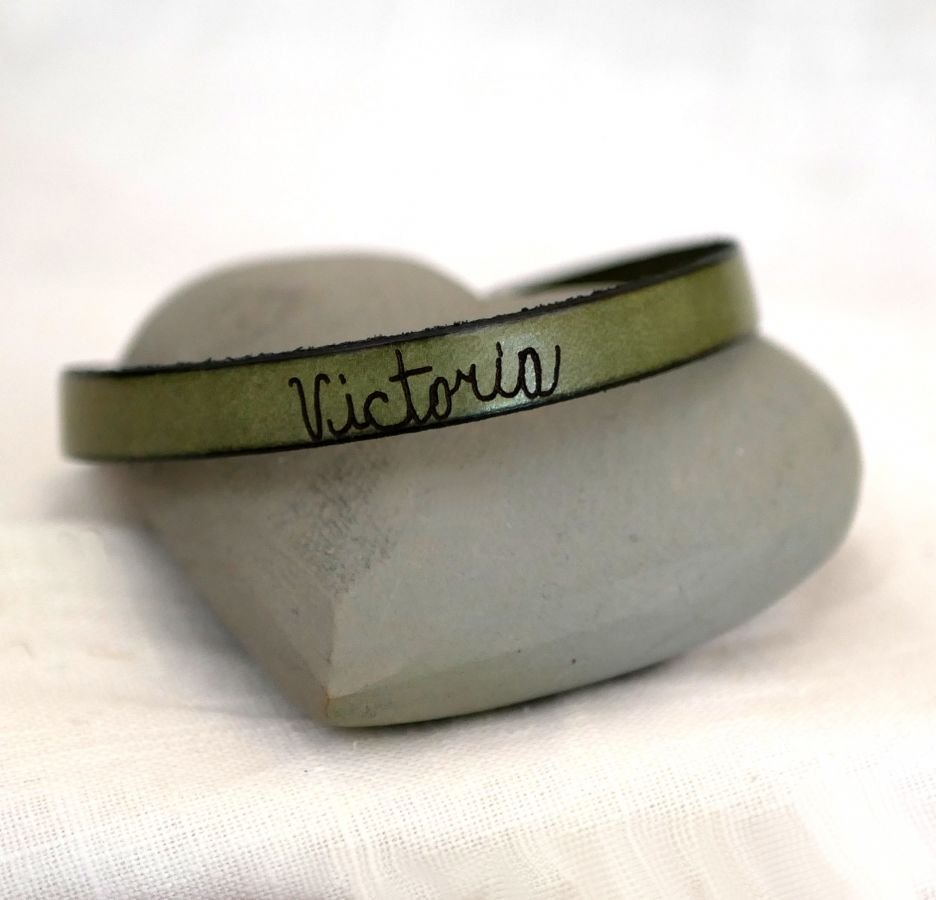 A bracelete em pele pode ser personalizada através da gravação da caligrafia numa volta simples, dupla ou tripla