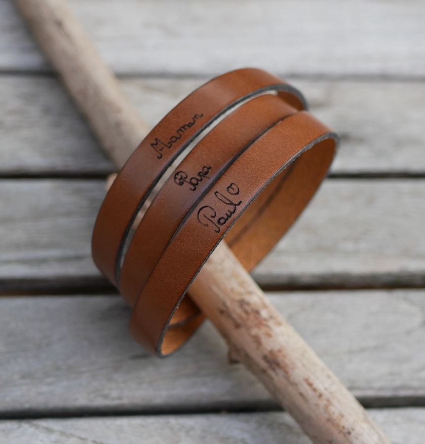A bracelete em pele pode ser personalizada através da gravação da caligrafia numa volta simples, dupla ou tripla