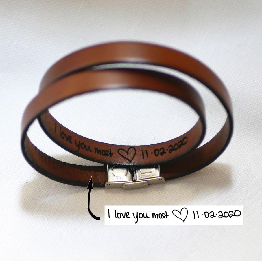 A bracelete em pele pode ser personalizada através da gravação da caligrafia numa volta simples, dupla ou tripla