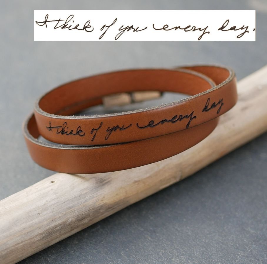 A bracelete em pele pode ser personalizada através da gravação da caligrafia numa volta simples, dupla ou tripla