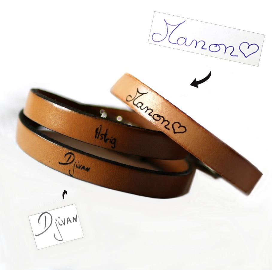 A bracelete em pele pode ser personalizada através da gravação da caligrafia numa volta simples, dupla ou tripla
