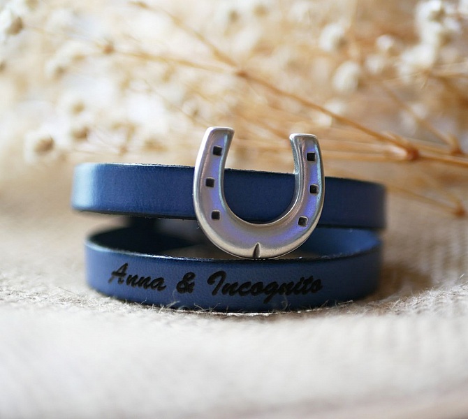 Bracelet en cuir bleu personnalisable avec motif fer à cheval.