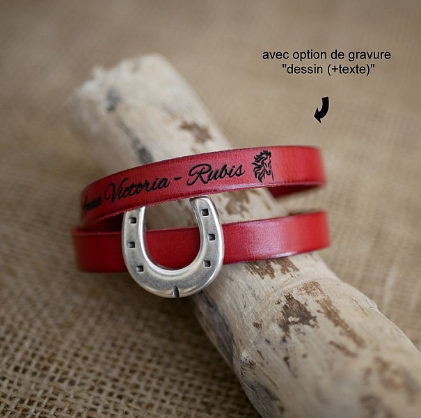Bracelet cuir rouge personnalisé avec gravure et fer à cheval.