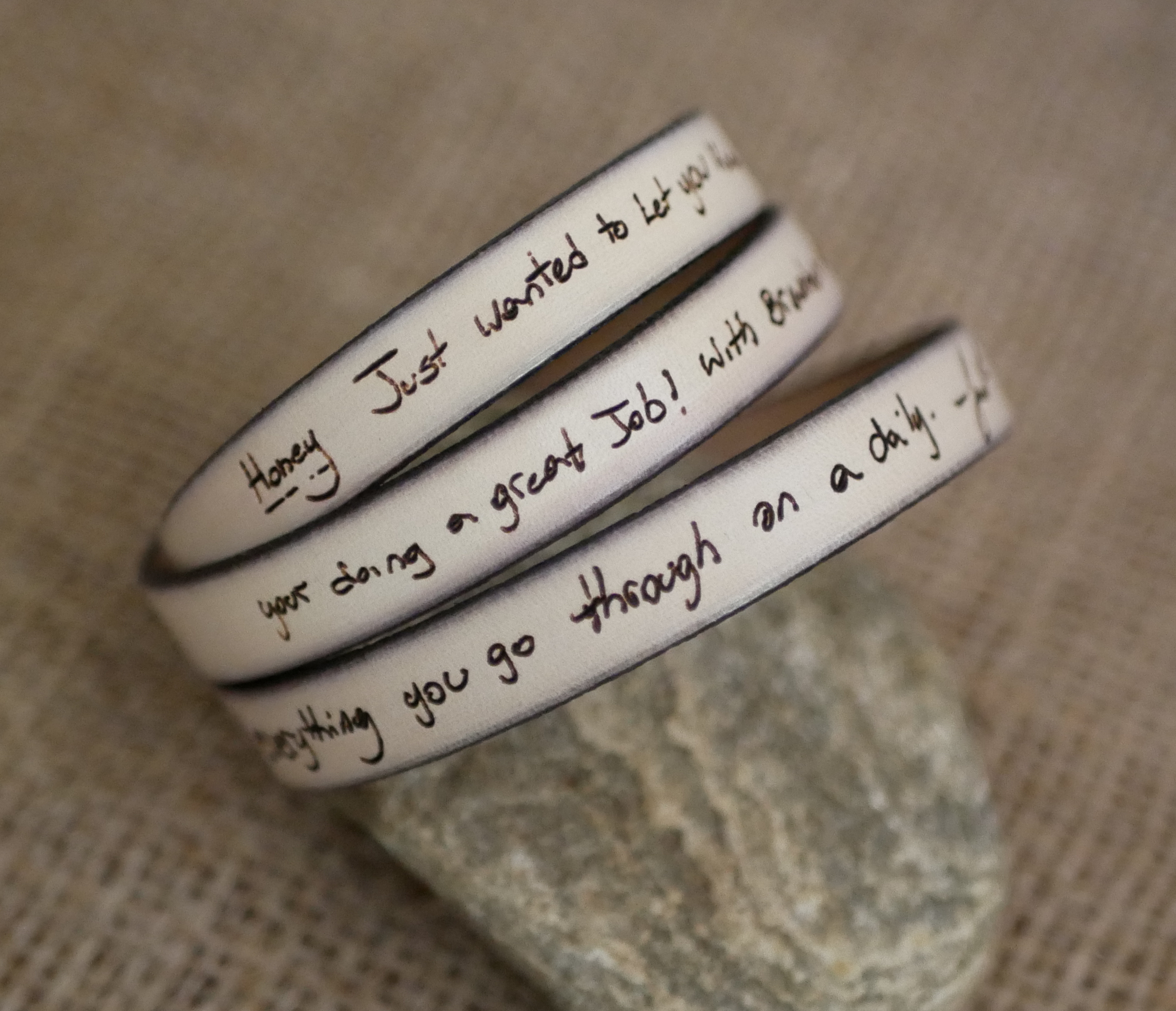A bracelete em pele pode ser personalizada através da gravação da caligrafia numa volta simples, dupla ou tripla
