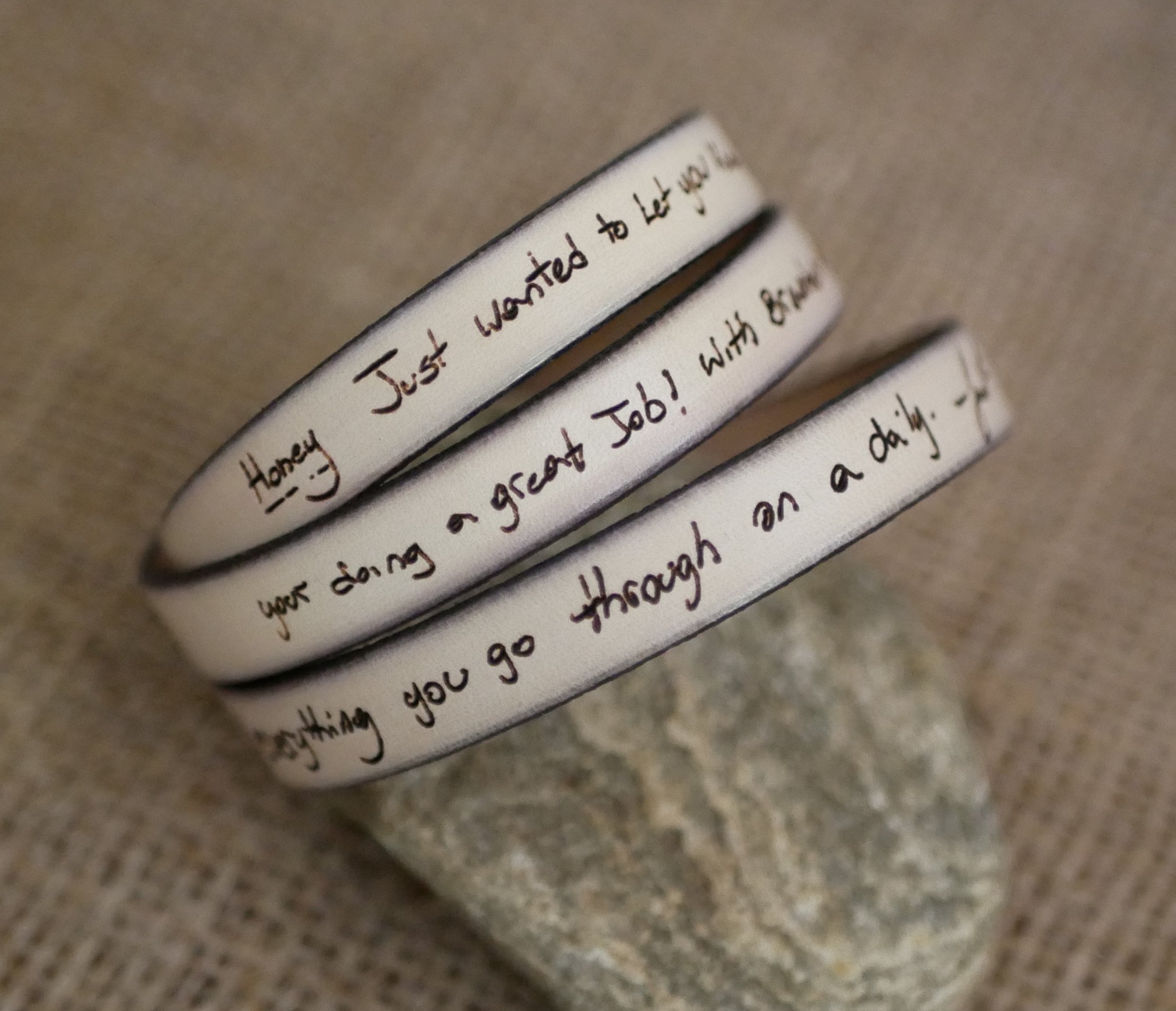 A bracelete em pele pode ser personalizada através da gravação da caligrafia numa volta simples, dupla ou tripla