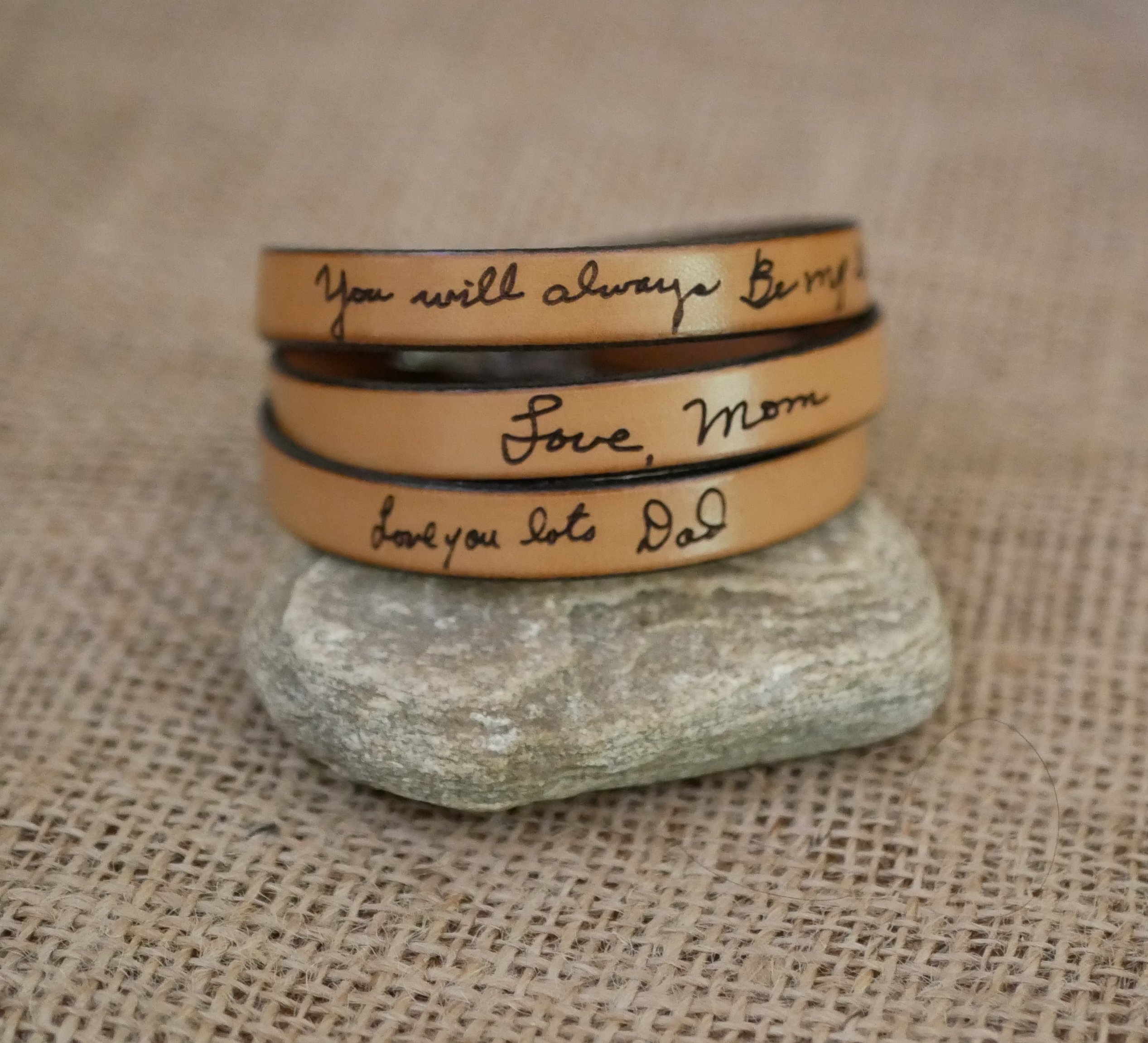 A bracelete em pele pode ser personalizada através da gravação da caligrafia numa volta simples, dupla ou tripla