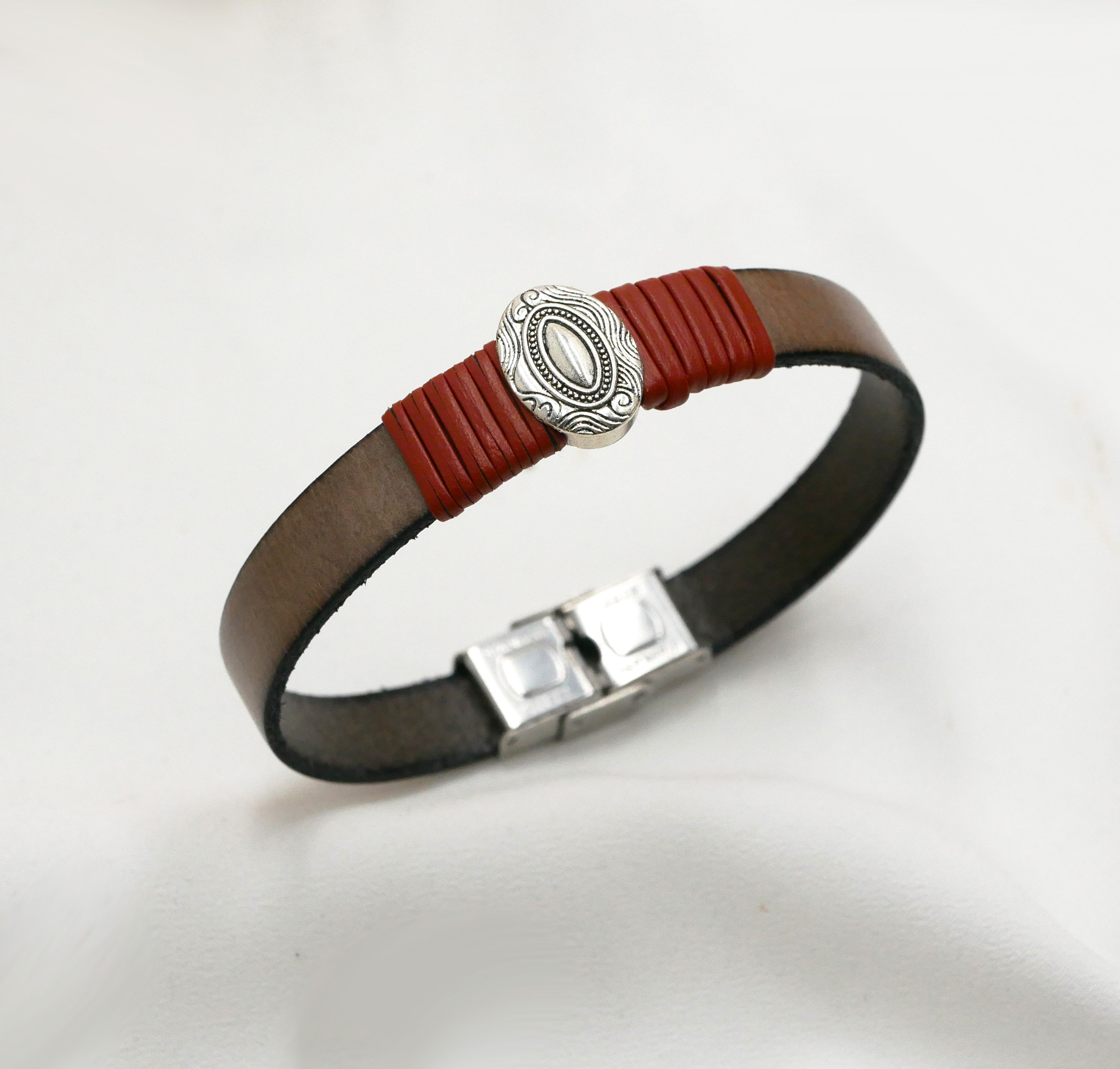 Bracelete em pele personalizável com ornamento oval central emoldurado por peles finas 