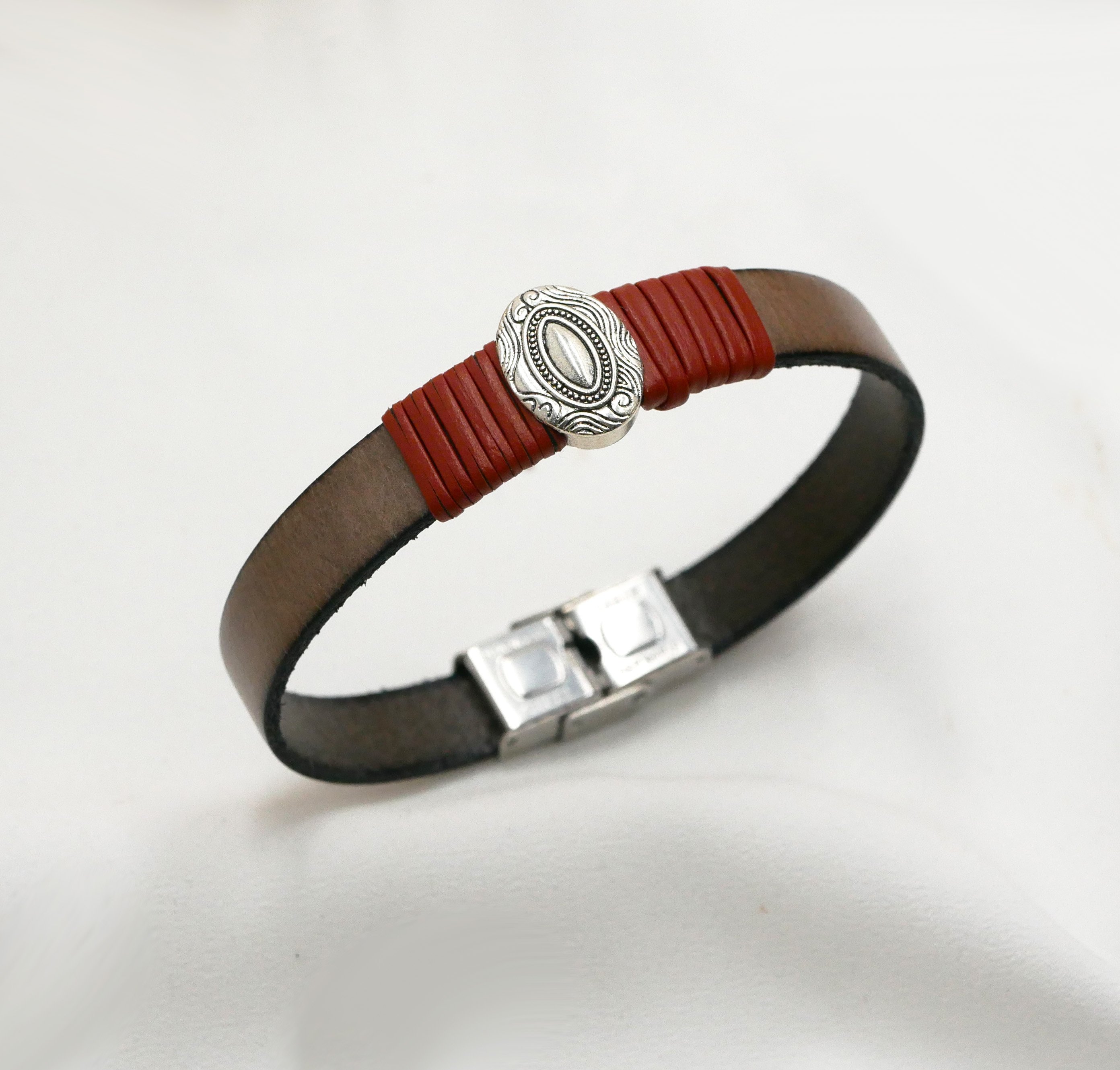 Bracelete em pele personalizável com ornamento oval central emoldurado por peles finas 