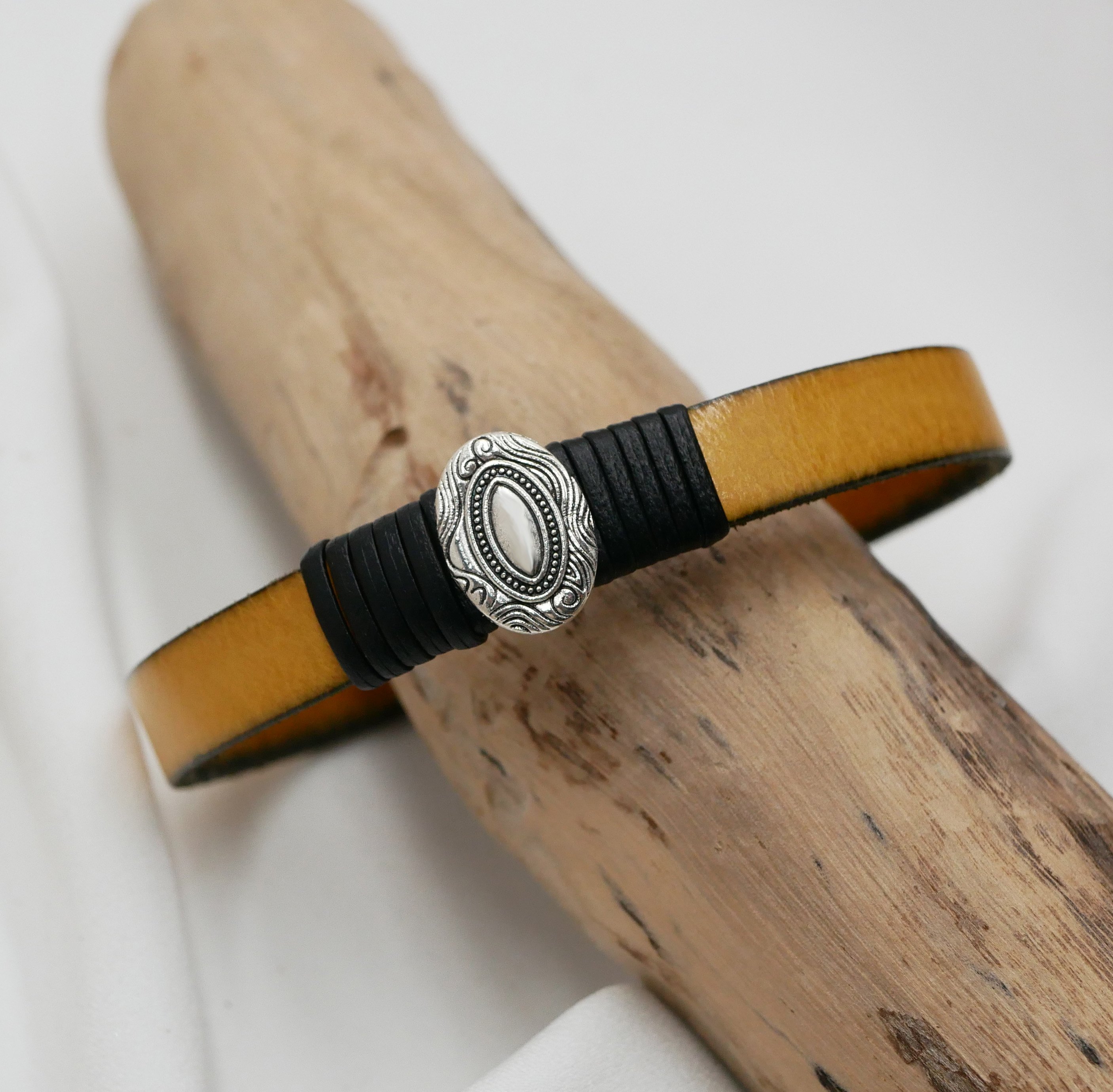 Bracelete em pele personalizável com ornamento oval central emoldurado por peles finas 