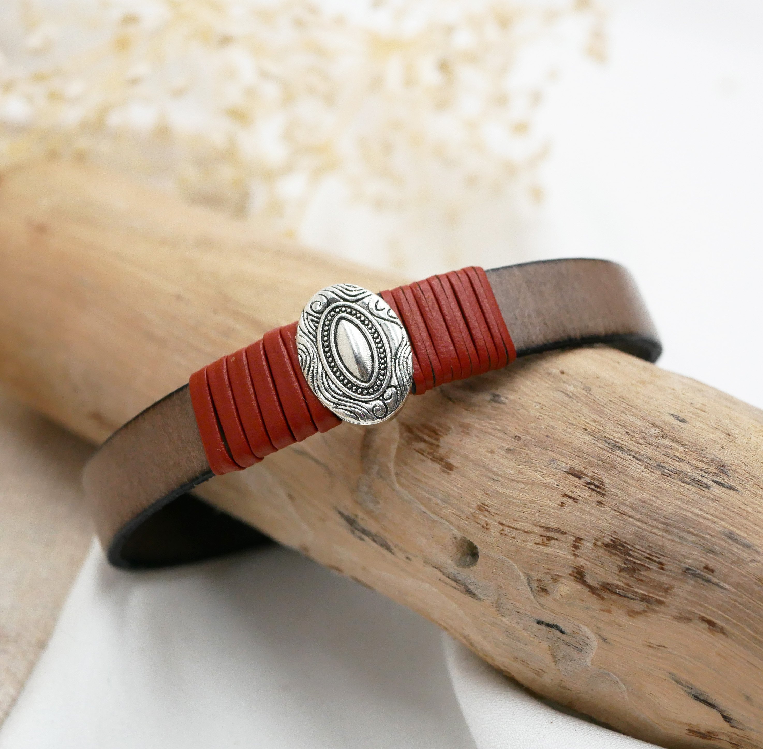 Bracelete em pele personalizável com ornamento oval central emoldurado por peles finas 