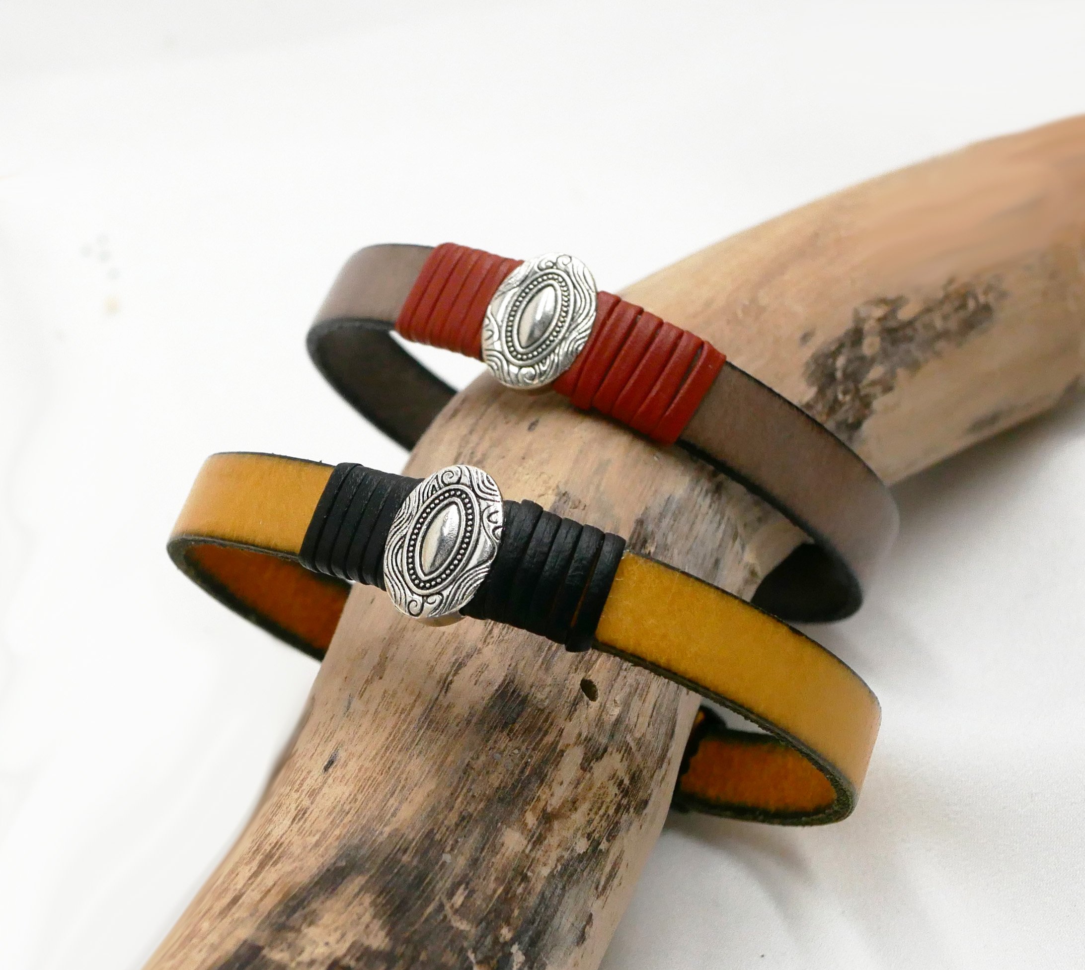 Bracelete em pele personalizável com ornamento oval central emoldurado por peles finas 