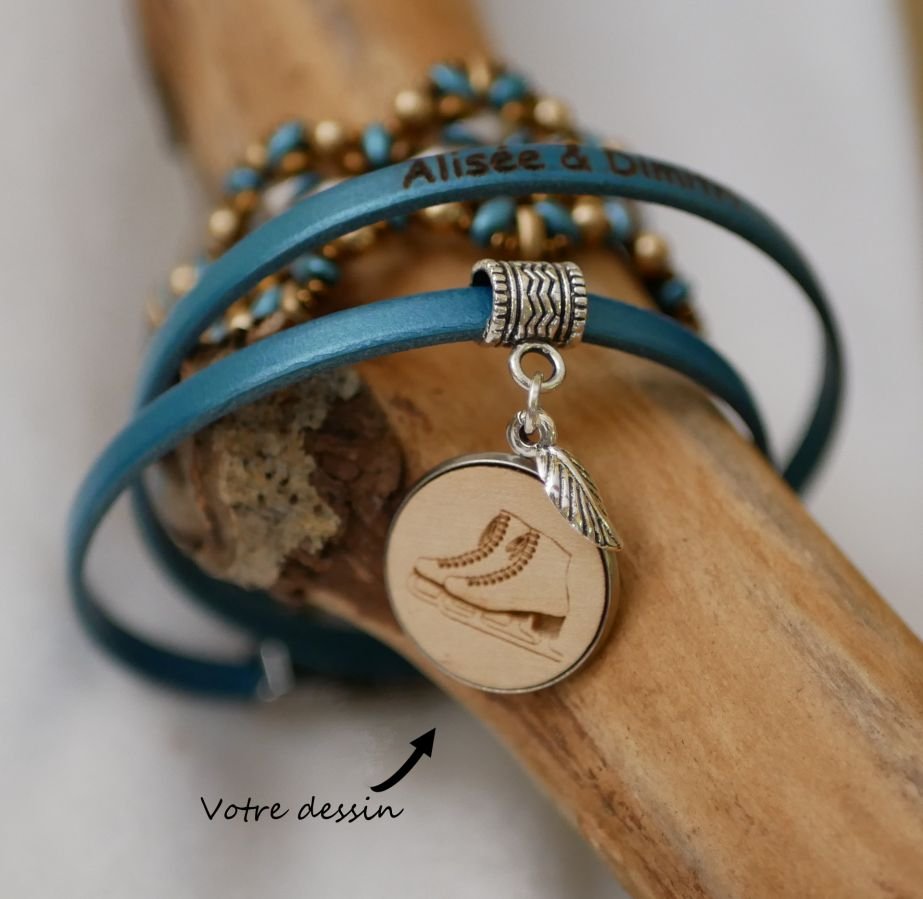 Pulseira de couro personalizada com cabochon de madeira gravada
