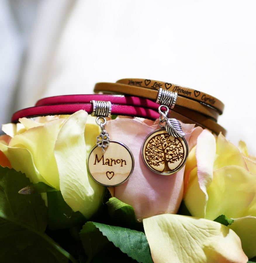 Pulseira de couro personalizada com cabochon de madeira gravada