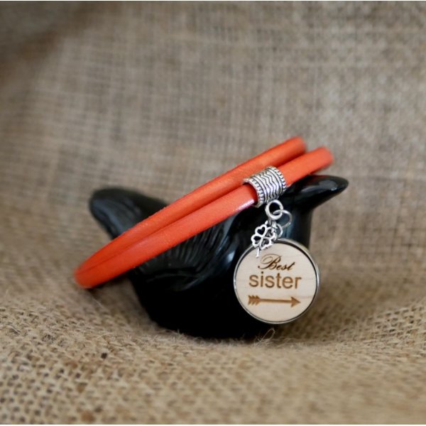 Pulseira de couro personalizada com cabochon de madeira gravada