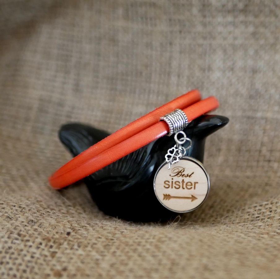 Pulseira de couro personalizada com cabochon de madeira gravada