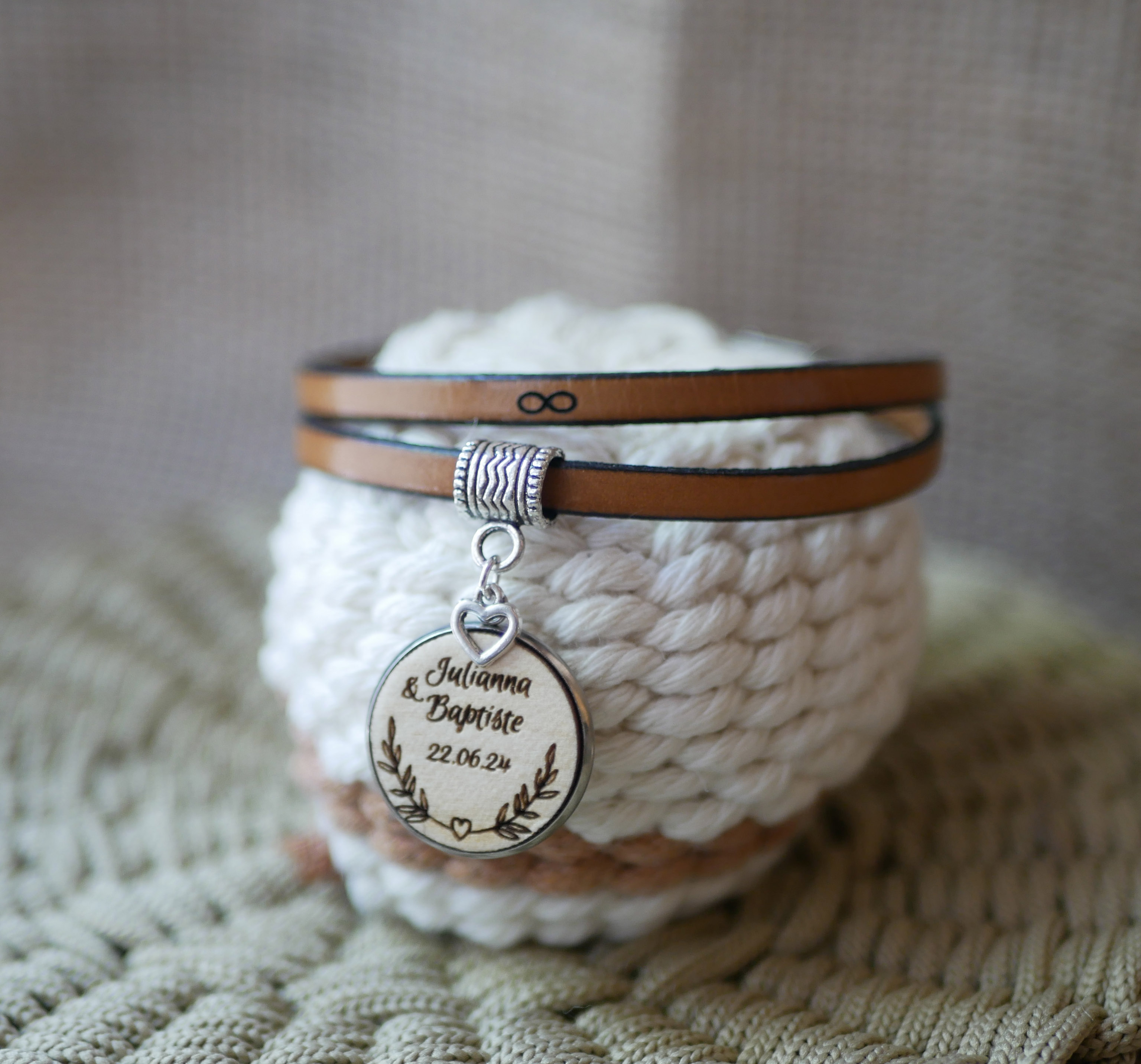 Pulseira de couro personalizada com cabochon de madeira gravada