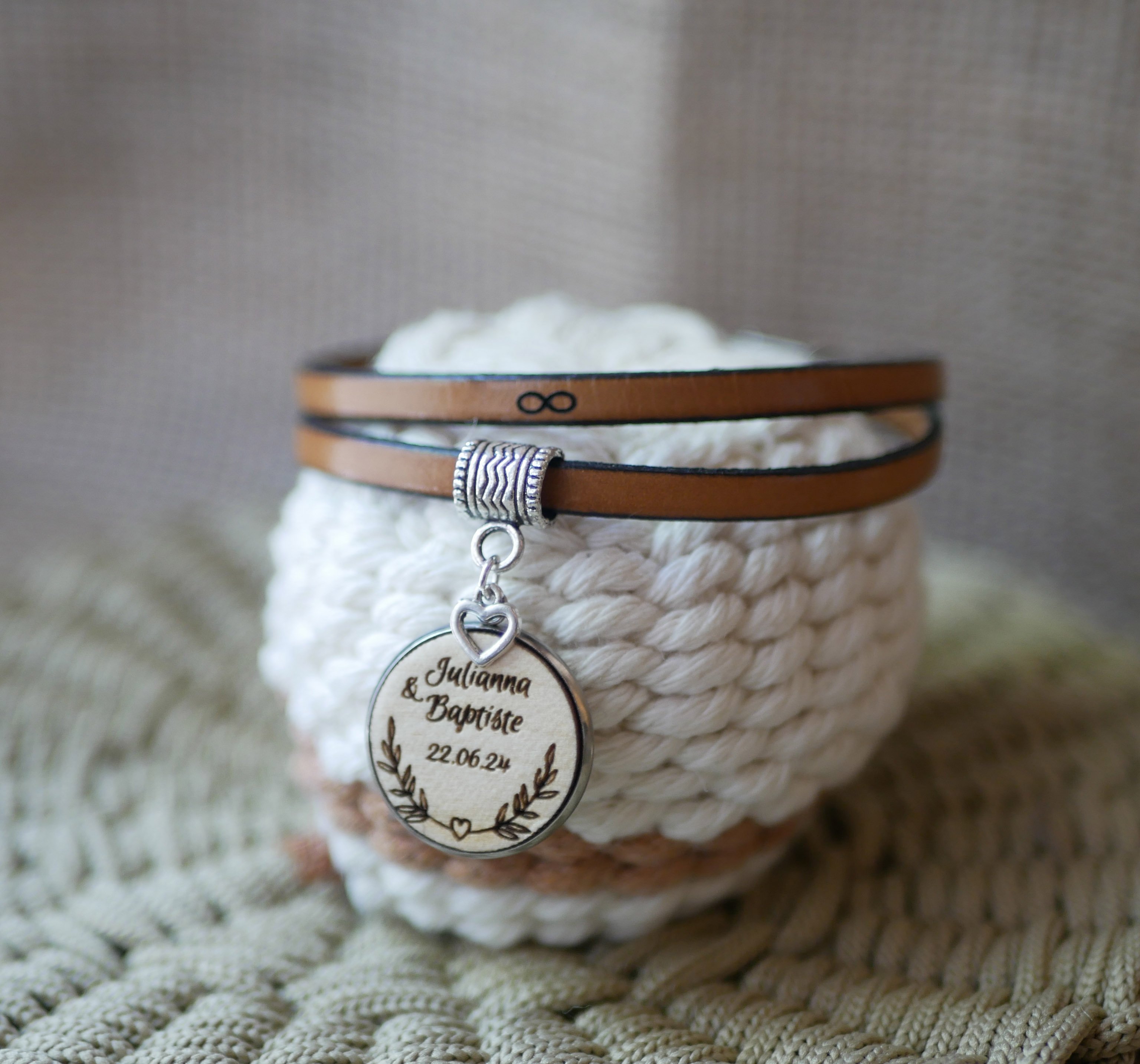 Pulseira de couro personalizada com cabochon de madeira gravada