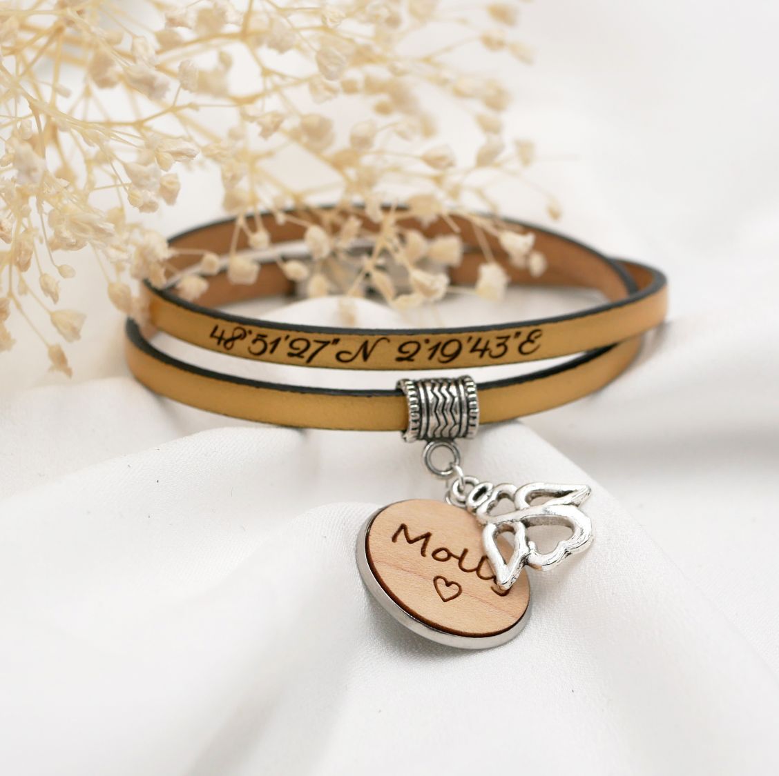 Pulseira de couro personalizada com cabochon de madeira gravada