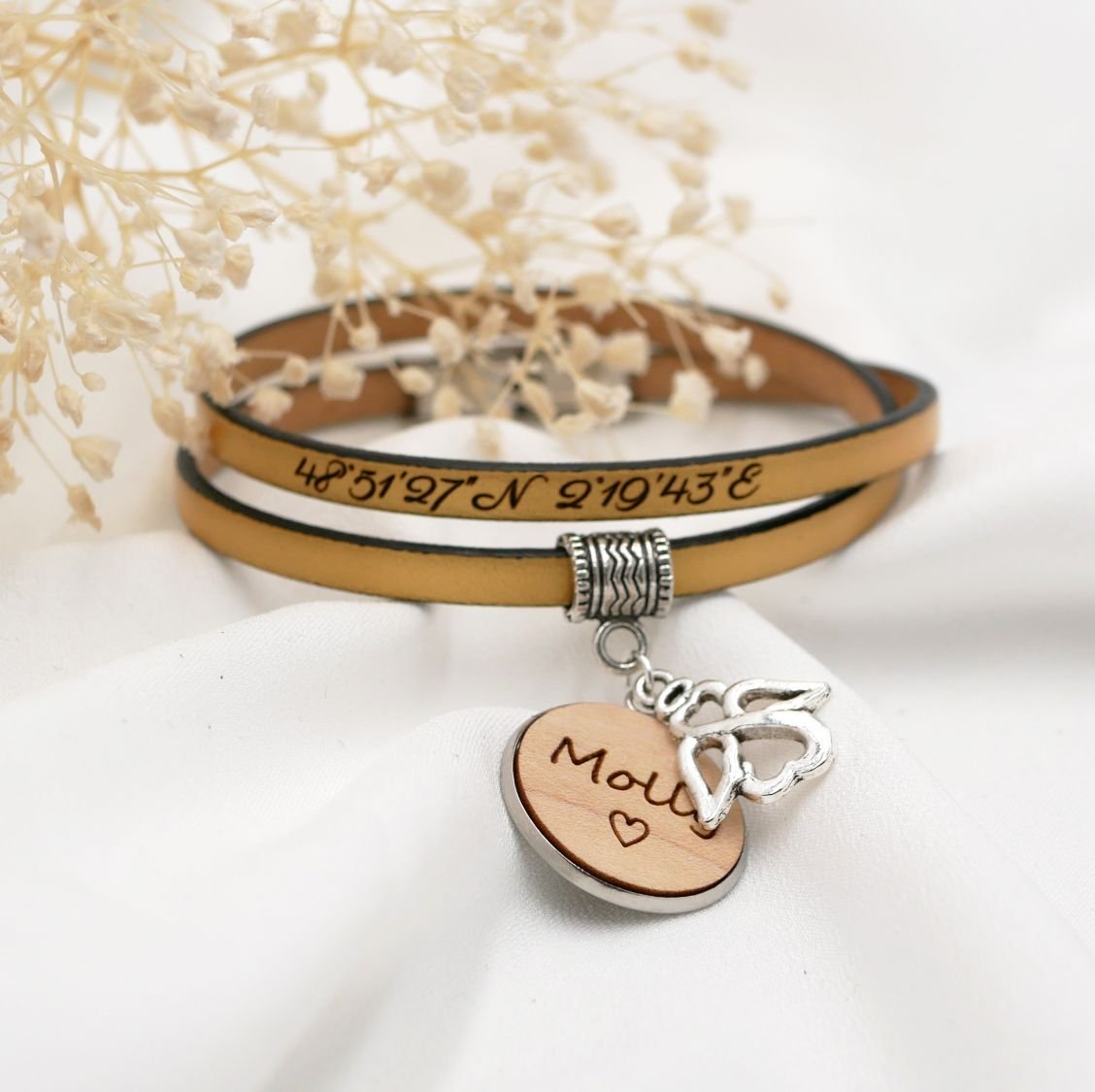 Pulseira de couro personalizada com cabochon de madeira gravada