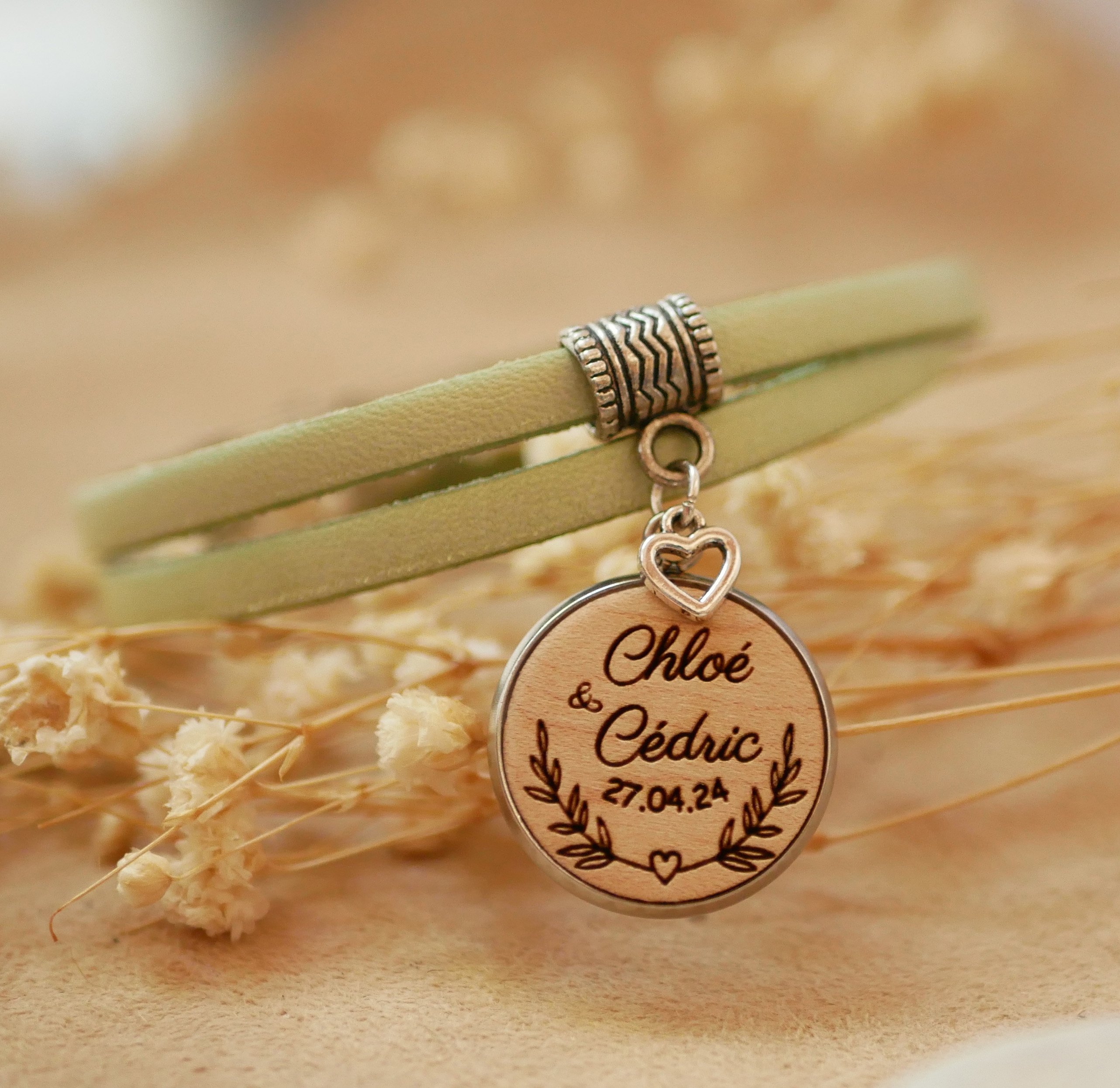 Pulseira de couro personalizada com cabochon de madeira gravada