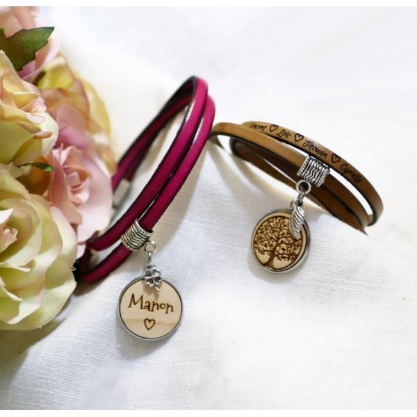 Pulseira de couro personalizada com cabochon de madeira gravada