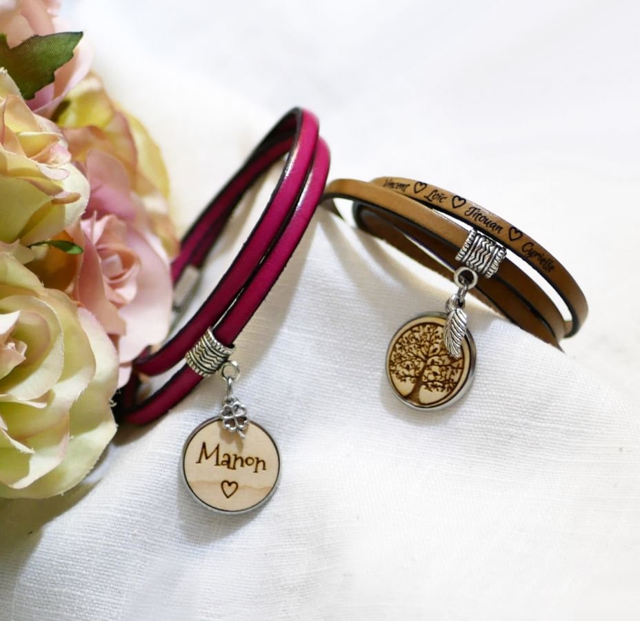 Pulseira de couro personalizada com cabochon de madeira gravada