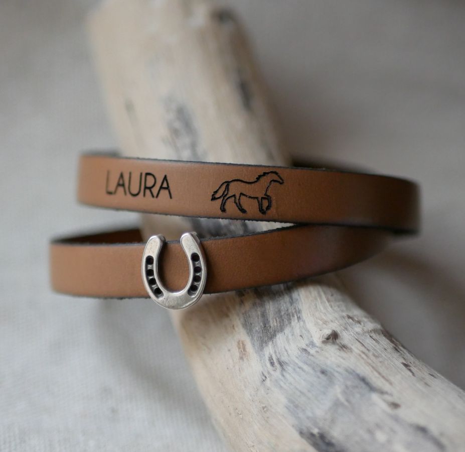 Pulseira de couro personalizada decorada com uma pequena Ferradura de Cavalo 
