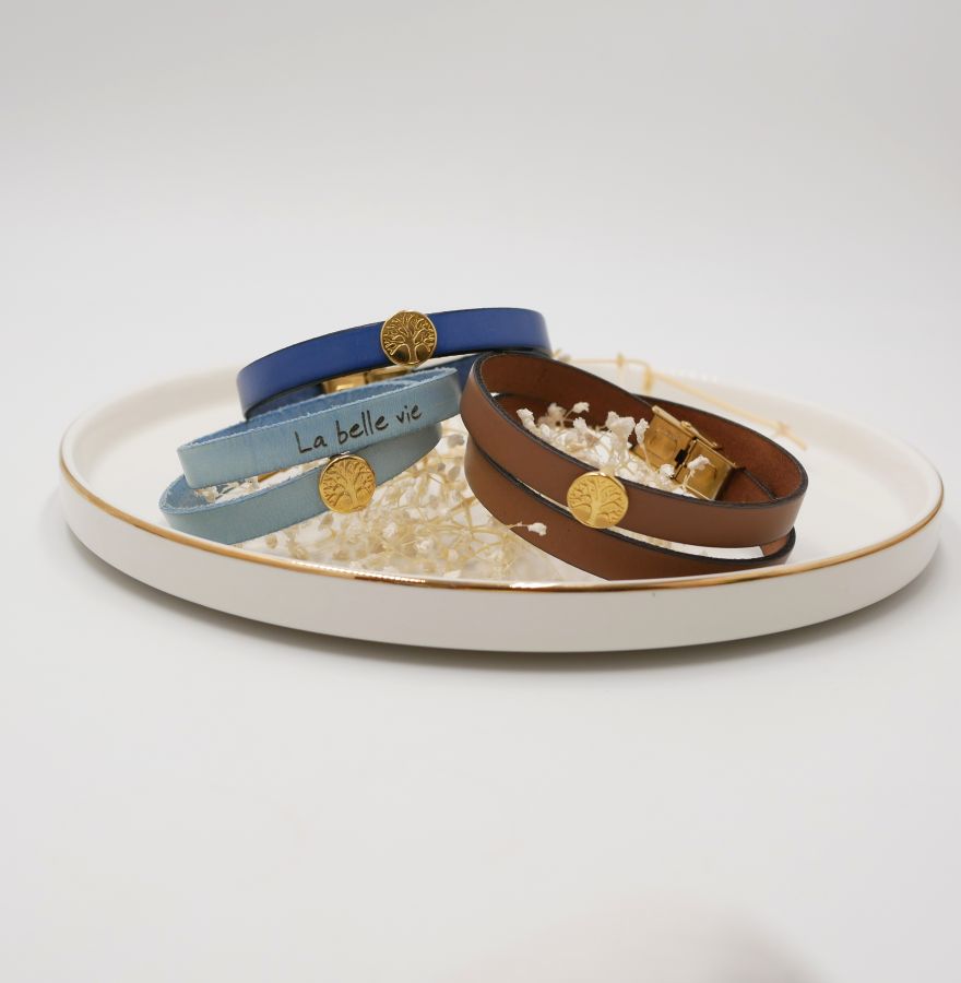 Pulseira de couro personalizada decorada com uma árvore dourada da vida 