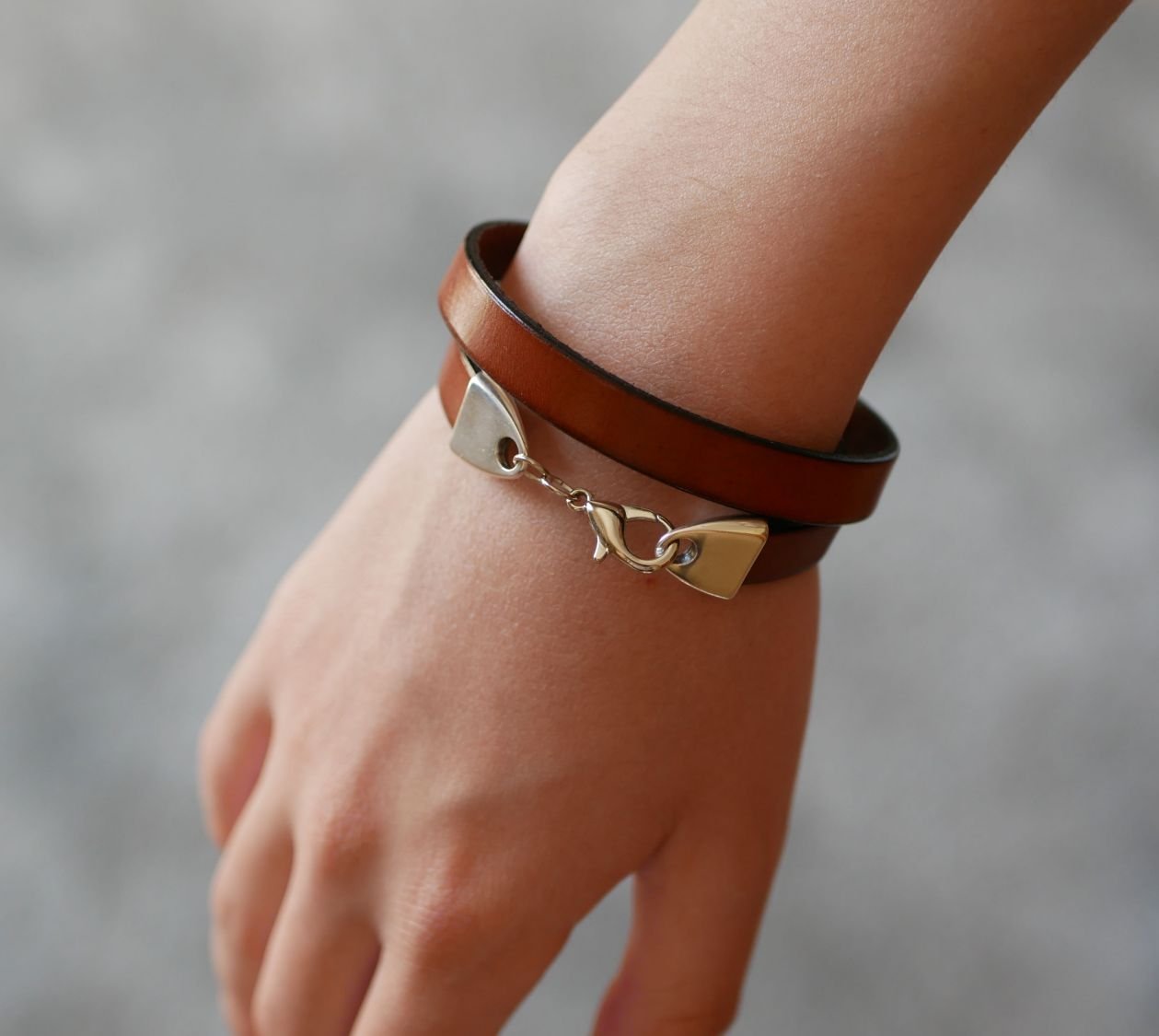 Pulseira de couro personalizada decorada com um cabochão da árvore da vida