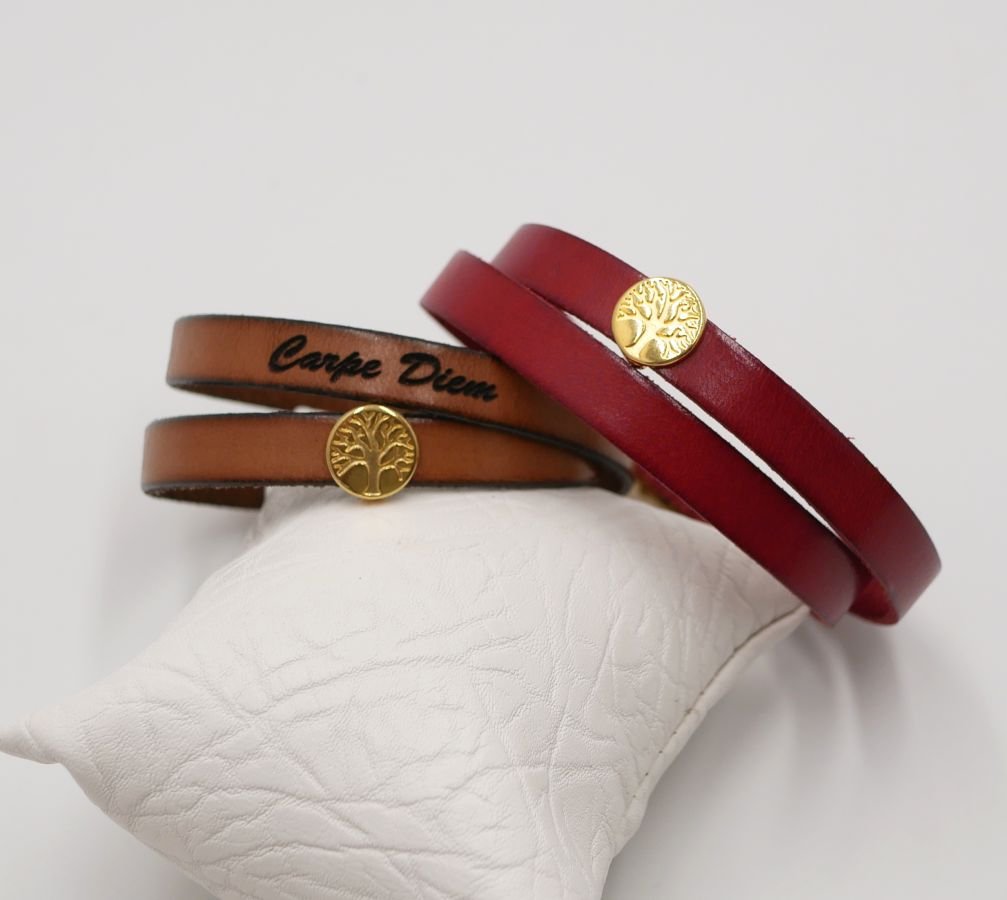 Pulseira de couro personalizada decorada com uma árvore dourada da vida 