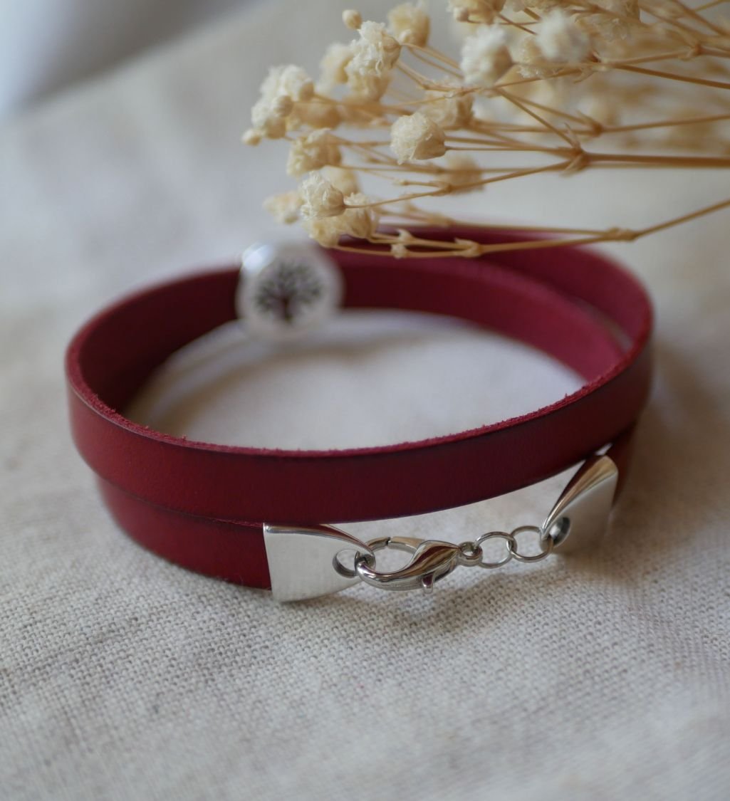 Pulseira de couro personalizada decorada com um cabochão da árvore da vida