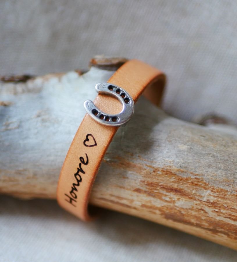 Pulseira de couro personalizada decorada com uma pequena Ferradura de Cavalo 
