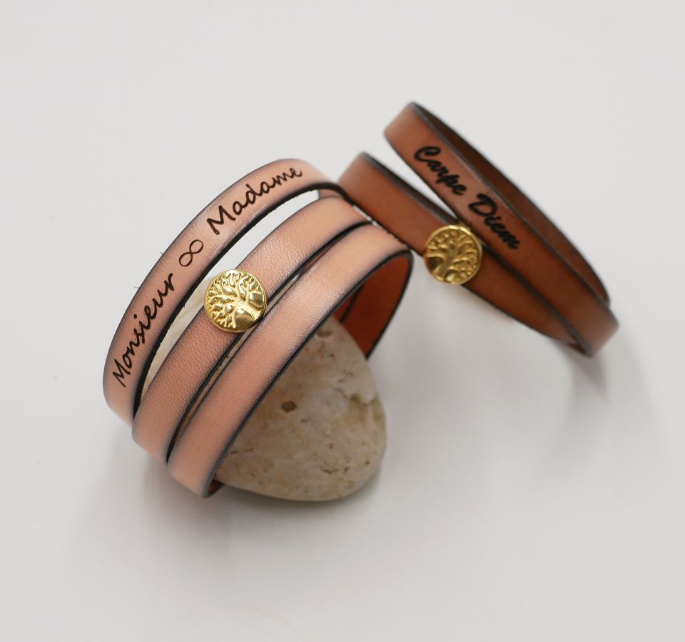 Pulseira de couro personalizada decorada com uma árvore dourada da vida 