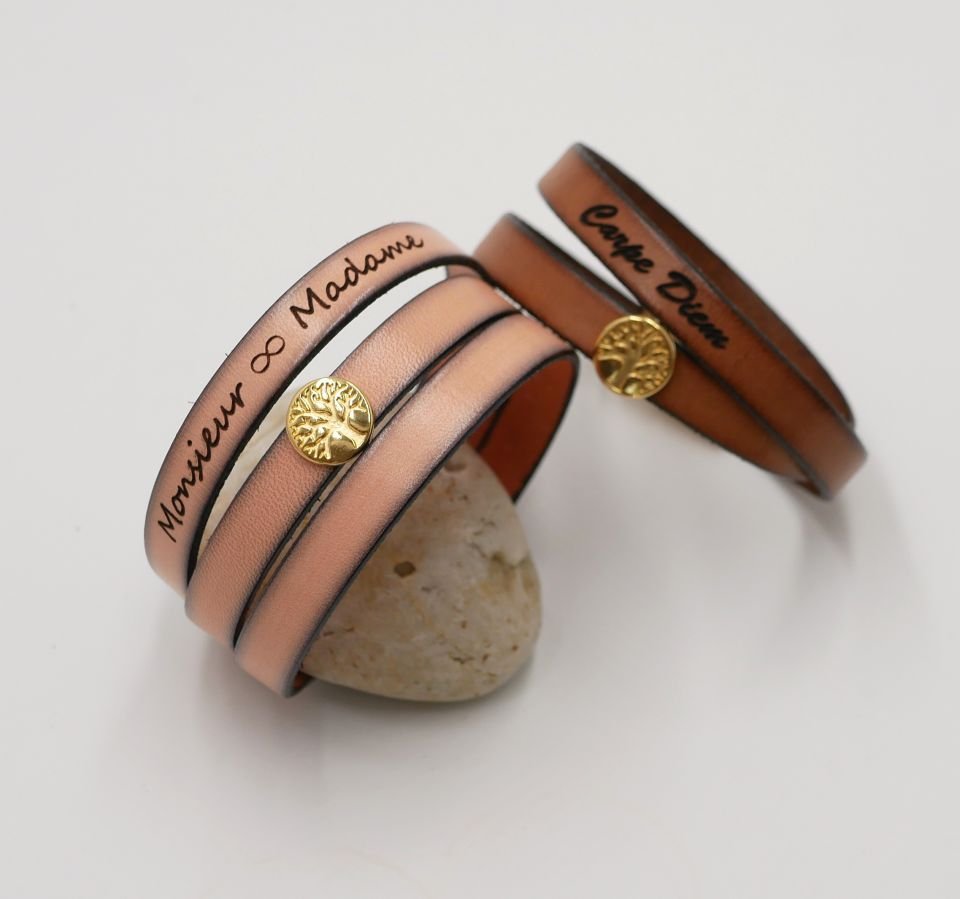 Pulseira de couro personalizada decorada com uma árvore dourada da vida 