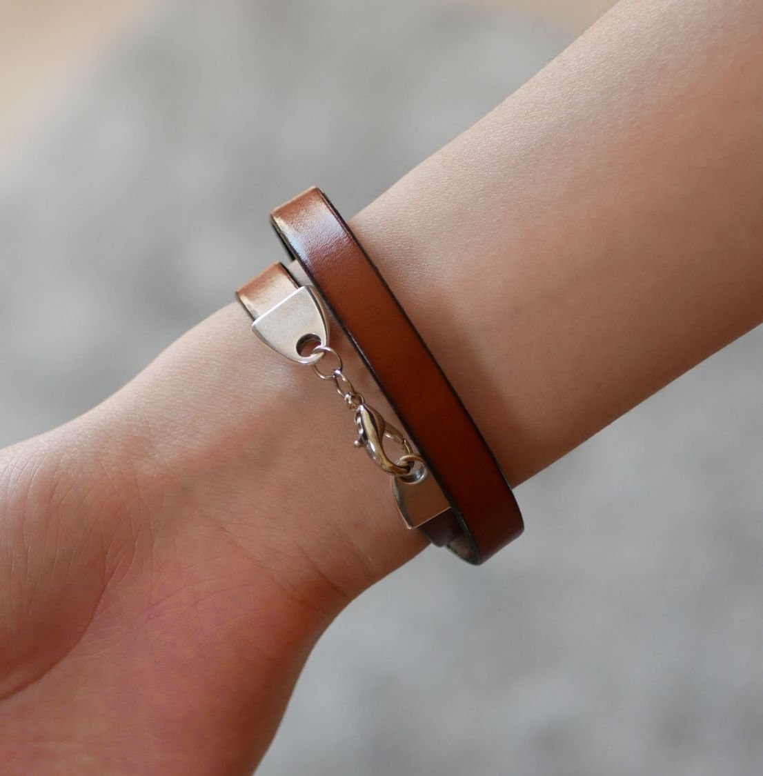 Pulseira de couro personalizada decorada com um cabochão da árvore da vida