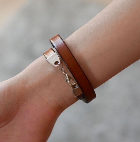 Pulseira de couro personalizada decorada com um caboch&atilde;o da &aacute;rvore da vida