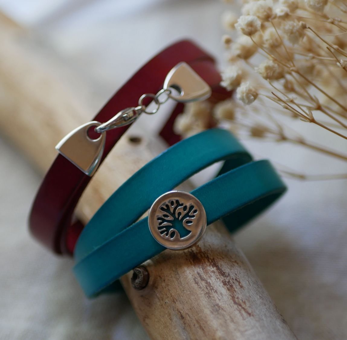 Pulseira de couro personalizada decorada com um cabochão da árvore da vida