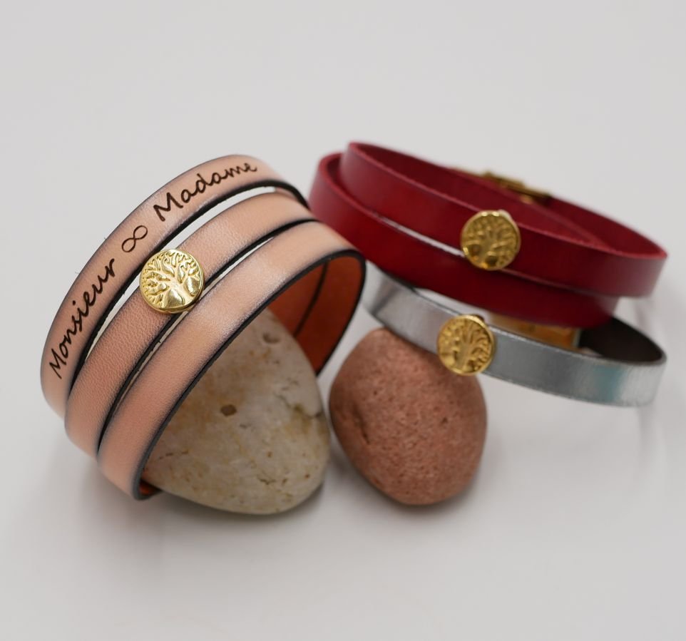 Pulseira de couro personalizada decorada com uma árvore dourada da vida 
