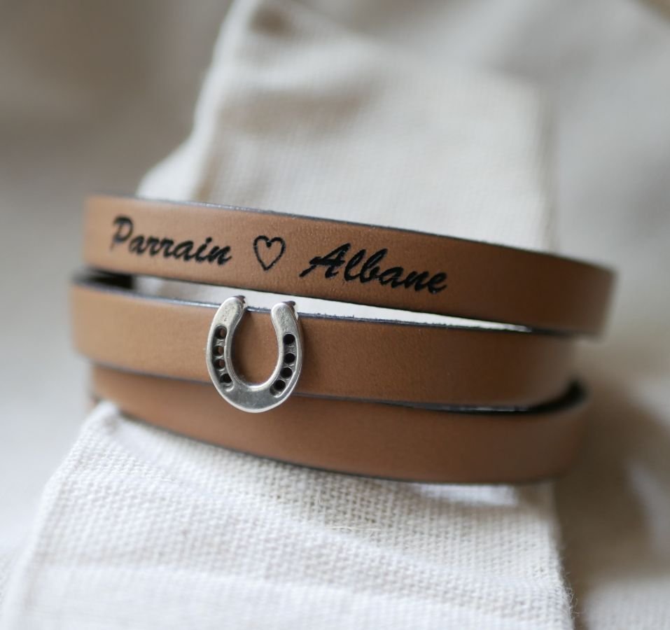 Pulseira de couro personalizada decorada com uma pequena Ferradura de Cavalo 