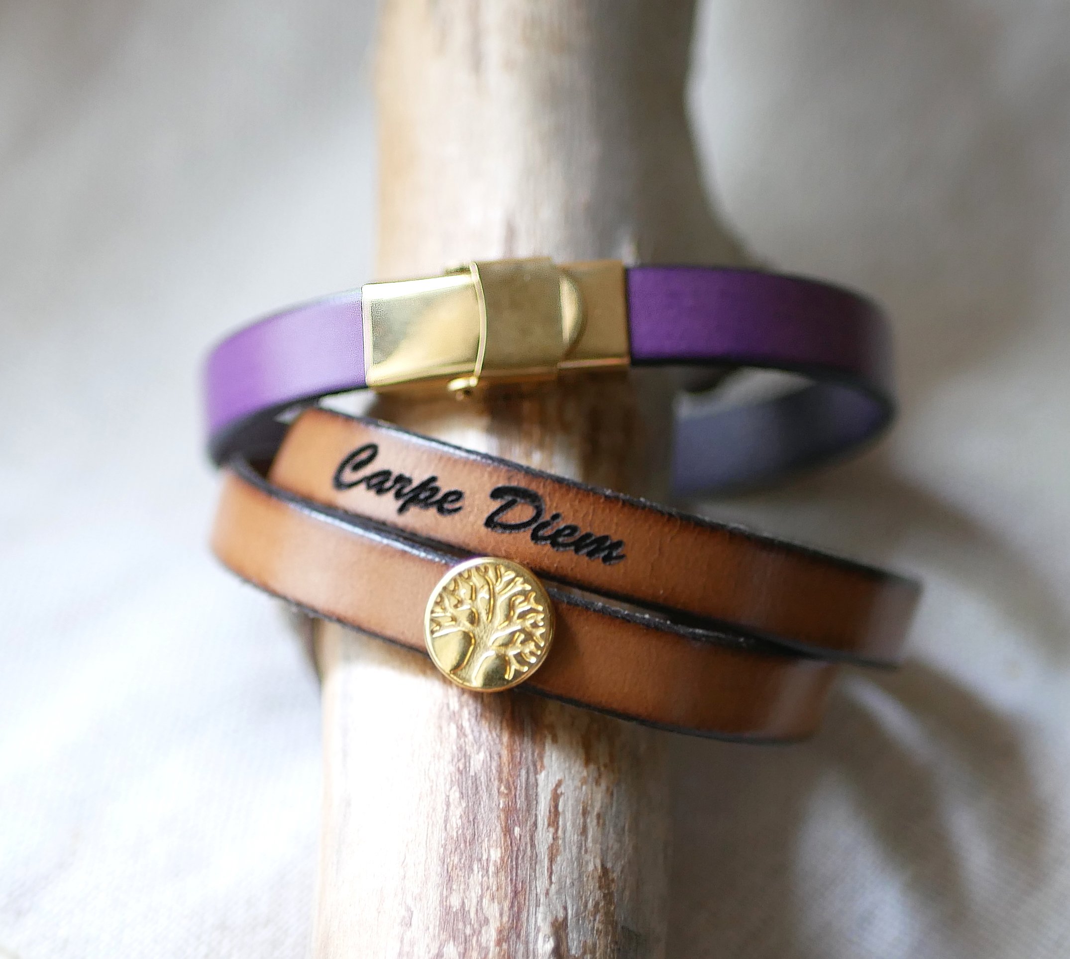 Pulseira de couro personalizada decorada com uma árvore dourada da vida 