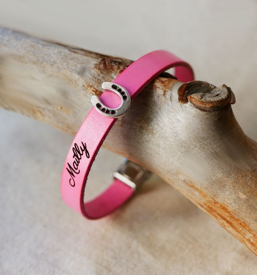 Pulseira de couro personalizada decorada com uma pequena Ferradura de Cavalo 